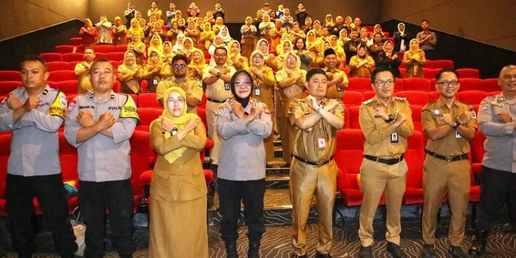 Polresta Malang Kota bersama para guru di Kota Malang nobar untuk perkuat karakter anti bullying di lingkungan sekolah. (Foto/dok. Humas Polresta Malang Kota)