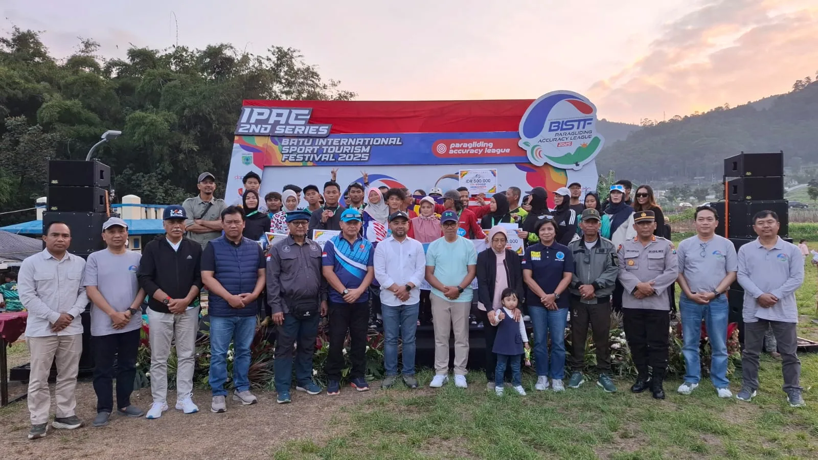 Kepala Disparta Kota Batu Onny Ardianto memberikan hadiah pada juara kategori Fun Fly BISTF 2025. Foto: Azmy