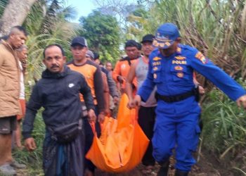 Petugas mengevakuasi pemancing yang ditemukan tewas usai terseret ombak Pantai Watulepek. Foto: Polres Malang