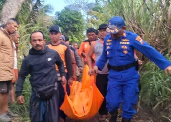 Petugas mengevakuasi pemancing yang ditemukan tewas usai terseret ombak Pantai Watulepek. Foto: Polres Malang