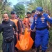 Petugas mengevakuasi pemancing yang ditemukan tewas usai terseret ombak Pantai Watulepek. Foto: Polres Malang