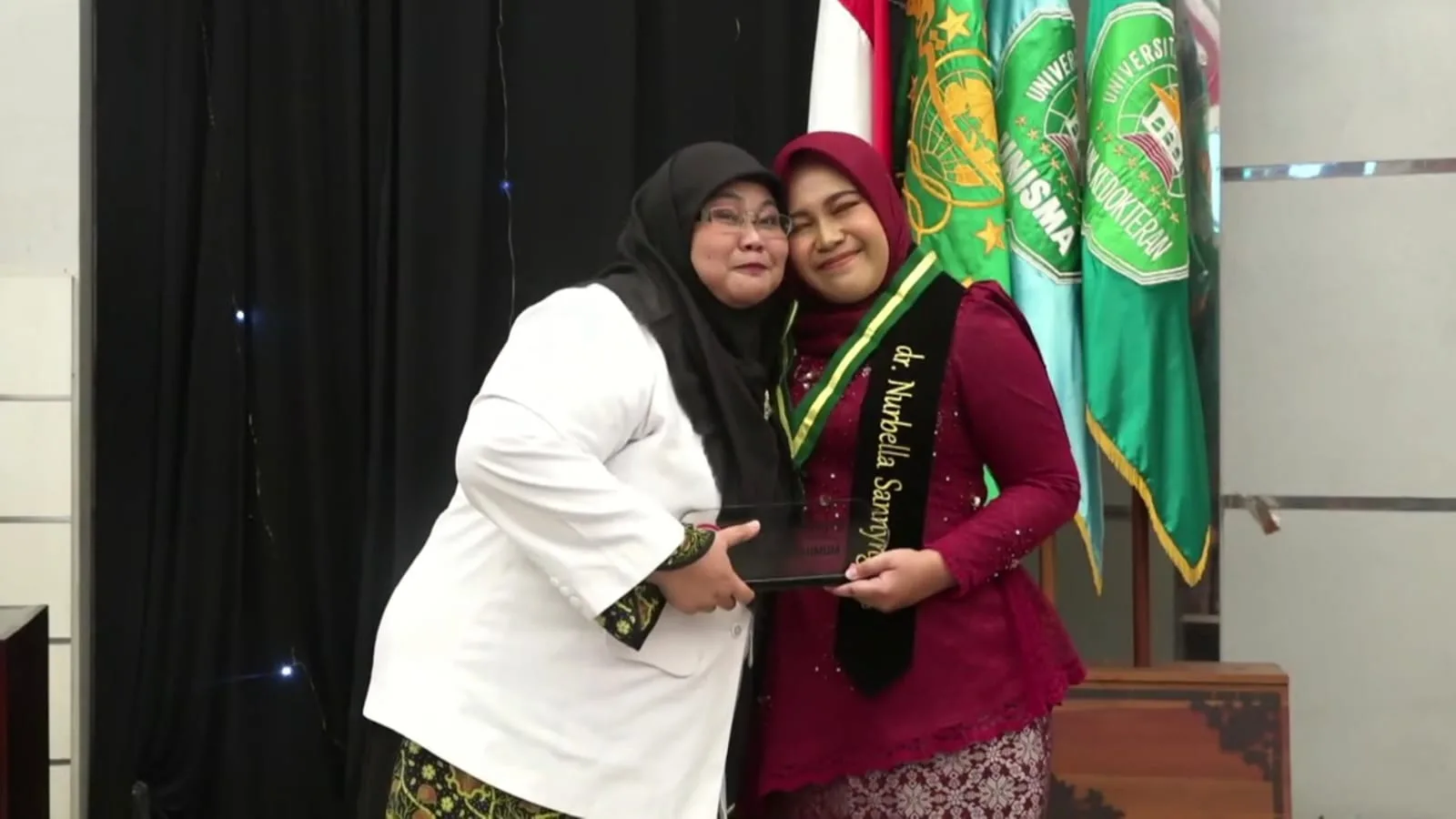 Dekan FK Unisma Rahma Triliana saat berpose bersama dalam prosesi Baiat Dokter Muslim ke-42. Foto: Dok