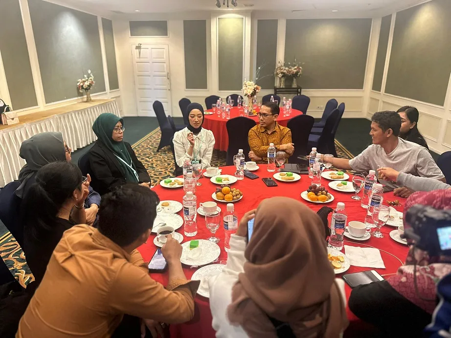 Clinical Director PSLC, Dr. Ruwinah Abdul Karim (dua dari kiri) berdiskusi dengan tamu undangan yang hadir di event BAC25./Foto: Dok.PSLC.