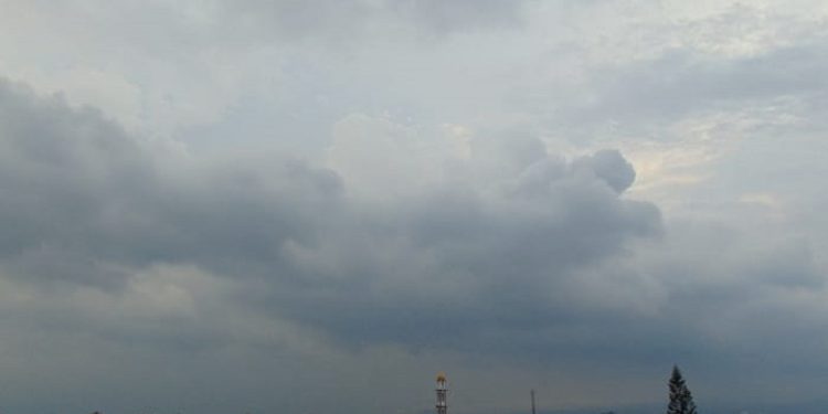 Prakiraan cuaca Malang untuk hari Jumat, 4 Juli 2025 yang diperkirakan dalam kondisi berawan sepanjang hari./Foto: Tugumalang.id/Bagus Rachmad Saputra