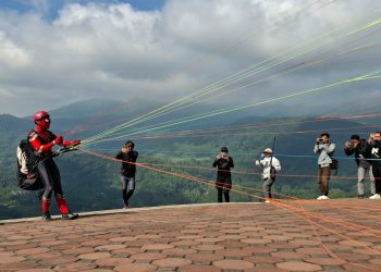 Aksi pilot spiderman warnai ajang BISTF 2025 yang digelar Dinas Pariwisata Kota Batu. Foto: Azmy