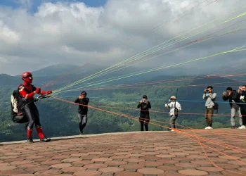Aksi pilot spiderman warnai ajang BISTF 2025 yang digelar Dinas Pariwisata Kota Batu. Foto: Azmy