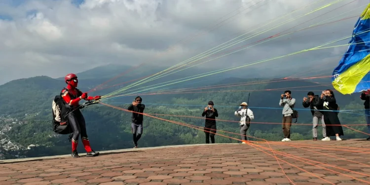 Aksi pilot spiderman warnai ajang BISTF 2025 yang digelar Dinas Pariwisata Kota Batu. Foto: Azmy