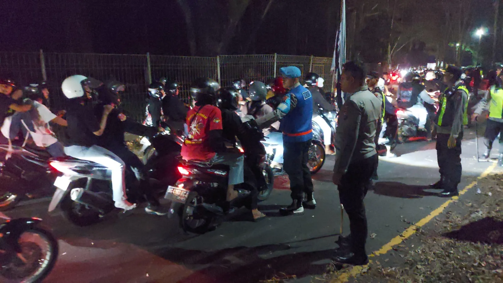 Polisi bubarkan simpatisan PSHT yang menutup Jalan Raya Karangkates. Foto: Polres Malang