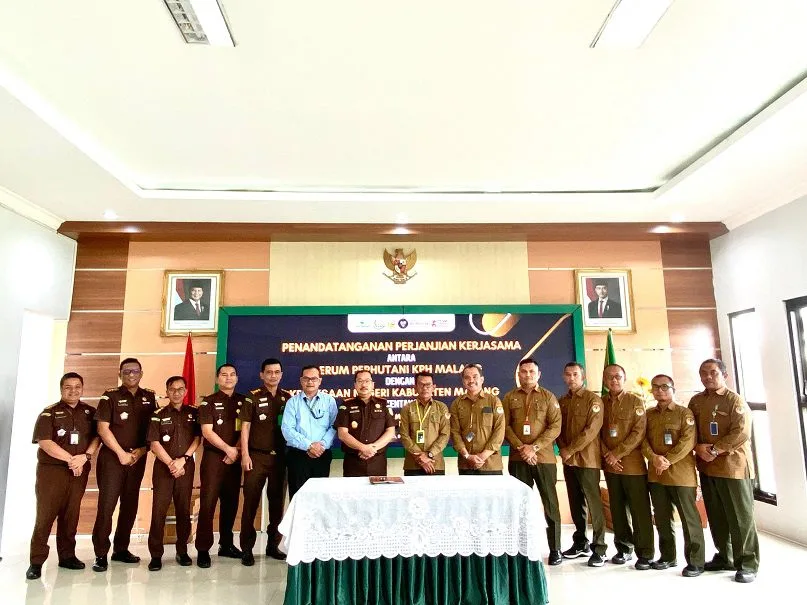 Jajaran Perhutani KPH Malang bersama jajaran Kejari Kabupaten Malang. Foto/dok