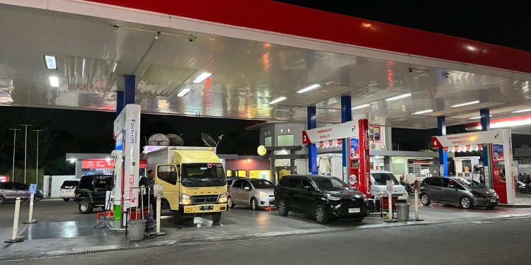 Update harga BBM per 1 Juli 2025 yang mengalami kenaikan di seluruh SPBU, baik milik pemerintah maupun swasta. /Foto:Tugumalang.id/Bagus Rachmad Saputra