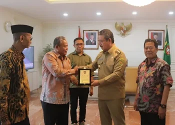 Rektor Unikama, Dr. Sudi Dul Aji, M.Si. dan Gubernur Maluku, Hendrik Lewerissa S.H., LL.M, membangun sinergi untuk pembangunan SDM di Maluku. (Foto/ist)