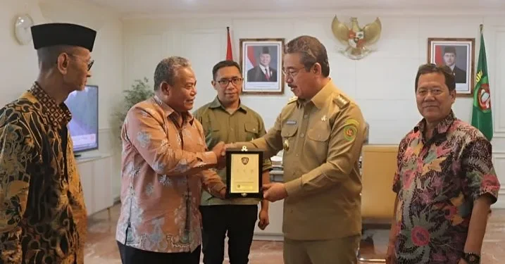 Rektor Unikama, Dr. Sudi Dul Aji, M.Si. dan Gubernur Maluku, Hendrik Lewerissa S.H., LL.M, membangun sinergi untuk pembangunan SDM di Maluku. (Foto/ist)