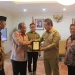 Rektor Unikama, Dr. Sudi Dul Aji, M.Si. dan Gubernur Maluku, Hendrik Lewerissa S.H., LL.M, membangun sinergi untuk pembangunan SDM di Maluku. (Foto/ist)