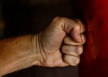 Ilustrasi kekerasan pada pria di Jabung. Foto: pexels.com