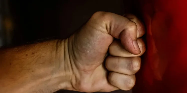 Ilustrasi kekerasan pada pria di Jabung. Foto: pexels.com