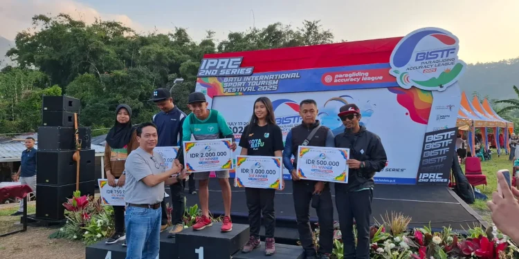 Kepala Disparta Kota Batu Onny Ardianto memberikan hadiah pada juara kategori Fun Fly BISTF 2025. Foto: Azmy