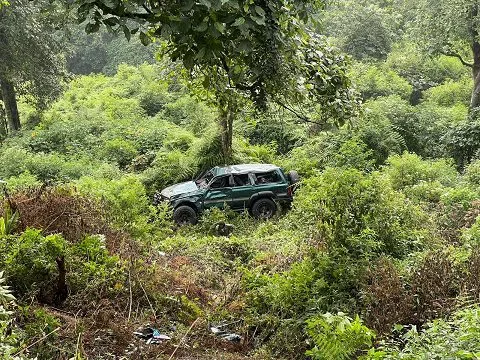 Mobil Toyota Land Cruiser terjun ke jurang di Gubugklakah Poncokusumo. Foto: Polres Malang