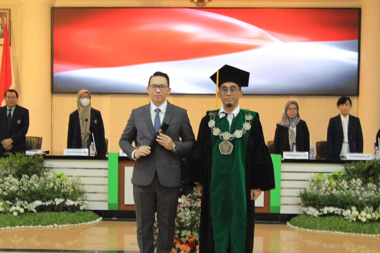 dr Bobi Prabowo (kiri) berhasil menuntaskan program doktoral di Universitas Brawijaya berkat penelitian disertasi tentang efek pemberian HSN (Honey, Saussurea Costus, Nigella Sativa) dalam mencegah COVID-19. Foto: dok. Pribadi