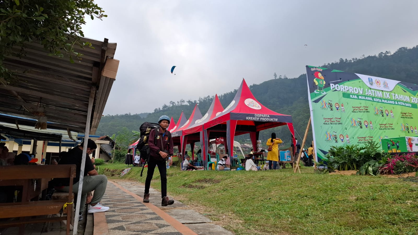 Event olahraga paralayang meramaikan perputaran ekonomi masyarakat di warung-warung. Foto: Azmy