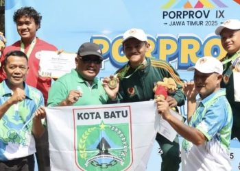 Ketua KONI Kota Batu saat mengalungkan medali emas pada atlet BMX sebagai ilustrasi klasemen Porprov Jatim 2025 . Foto: KONI Kota Batu
