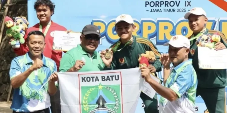 Ketua KONI Kota Batu saat mengalungkan medali emas pada atlet BMX sebagai ilustrasi klasemen Porprov Jatim 2025 . Foto: KONI Kota Batu