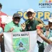Ketua KONI Kota Batu saat mengalungkan medali emas pada atlet BMX sebagai ilustrasi klasemen Porprov Jatim 2025 . Foto: KONI Kota Batu