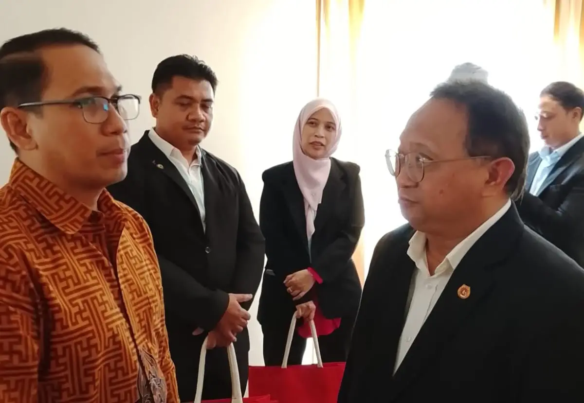 Kepala Dinas Pendidikan Kota Batam, Tri Wahyu Rubianto (kiri) berbincang-bincang bersama CEO Penawar Group, Adnan Sulaiman (kanan) saat meninjau pelaksananaan Batam Autism Conference 2025 (BAC25) di Hotel Harmoni One, Kota Batam./Foto: Dok. PSLC.