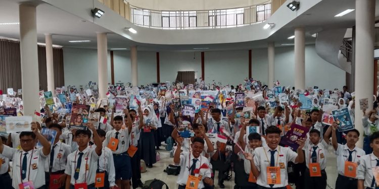 Antusias siswa SMK Negeri 2 Malang menjalani MPLS di hari pertama masuk sekolah. (Foto/M Sholeh)