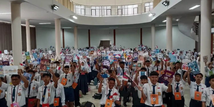 Antusias siswa SMK Negeri 2 Malang menjalani MPLS di hari pertama masuk sekolah. (Foto/M Sholeh)