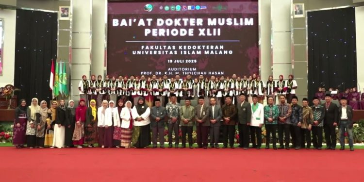 Baiat Dokter Muslim FK Unisma ke-42 diwarnai pelepasan lulusan peserta program beasiswa dari Pemkab Kayong Utara. Foto: Dok