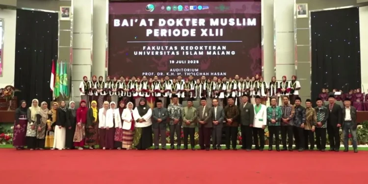 Baiat Dokter Muslim FK Unisma ke-42 diwarnai pelepasan lulusan peserta program beasiswa dari Pemkab Kayong Utara. Foto: Dok