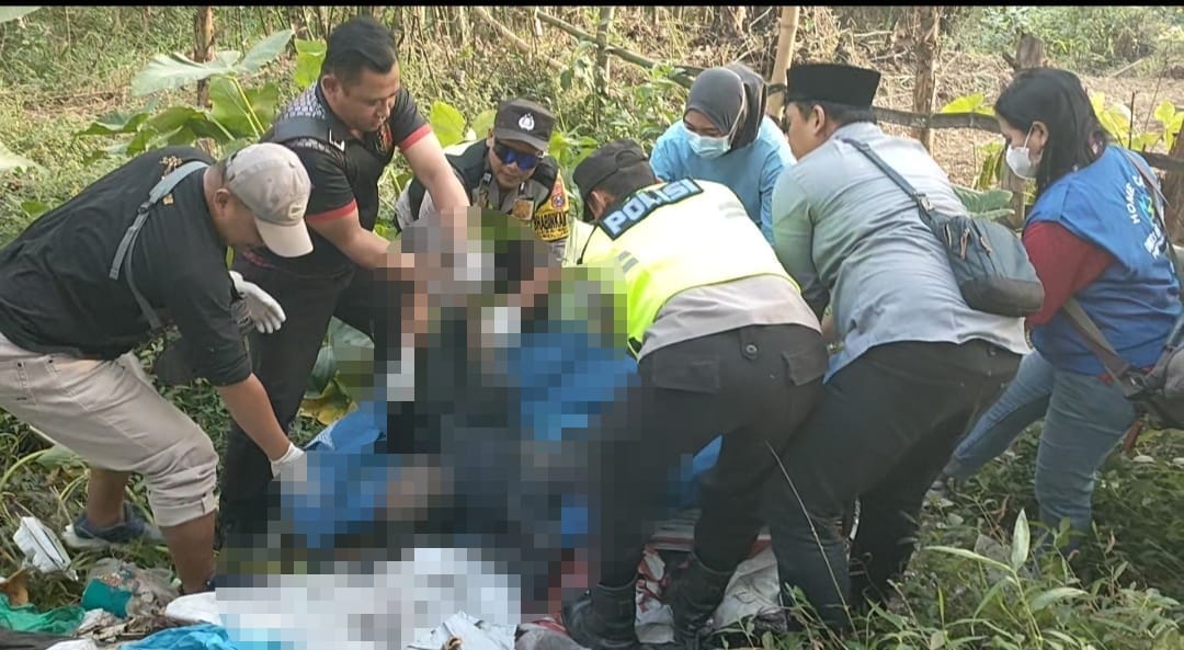 Petugas mengevakuasi mayat pria tanpa identitas di Jabung. Foto: Polsek Jabung