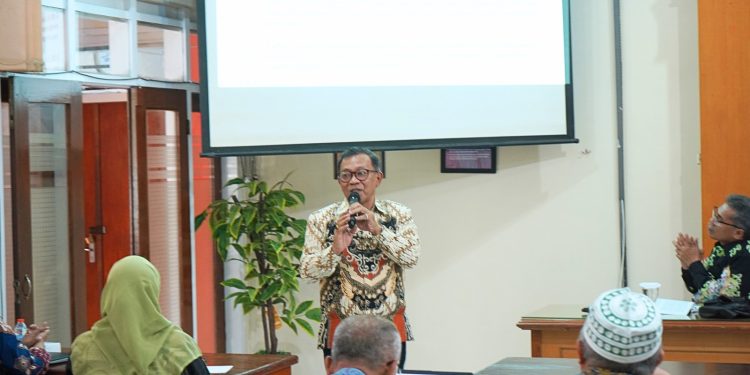 Pakar pendidikan, Prof. Dr. Daniel Ginting, M.Pd., memaparkan prinsip prinsip OBE. (Foto/dok.)
