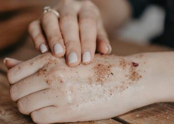 PHM ungkap masalah gatal setelah mandi bukan masalah salah sabun tapi karena kulit sensitif, produk herbal Sativa Cream jadi solusi. /Foto: Unsplash.com/Anita Austvika.