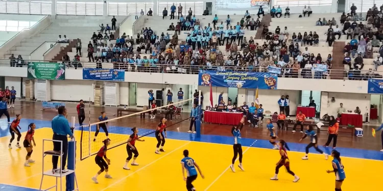 Pertandingan voli putri Porprov Jatim 2025 antara Kota Malang vs Kabupaten Kediri. (Foto/M Sholeh)