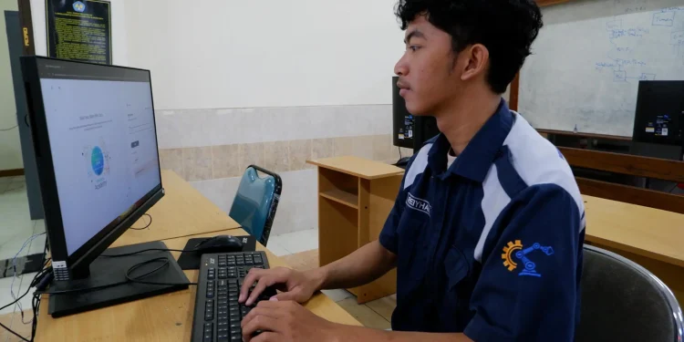 Pelatihan Cisco mahasiswa Elektro ITN Malang. Foto/dok ITN Malang