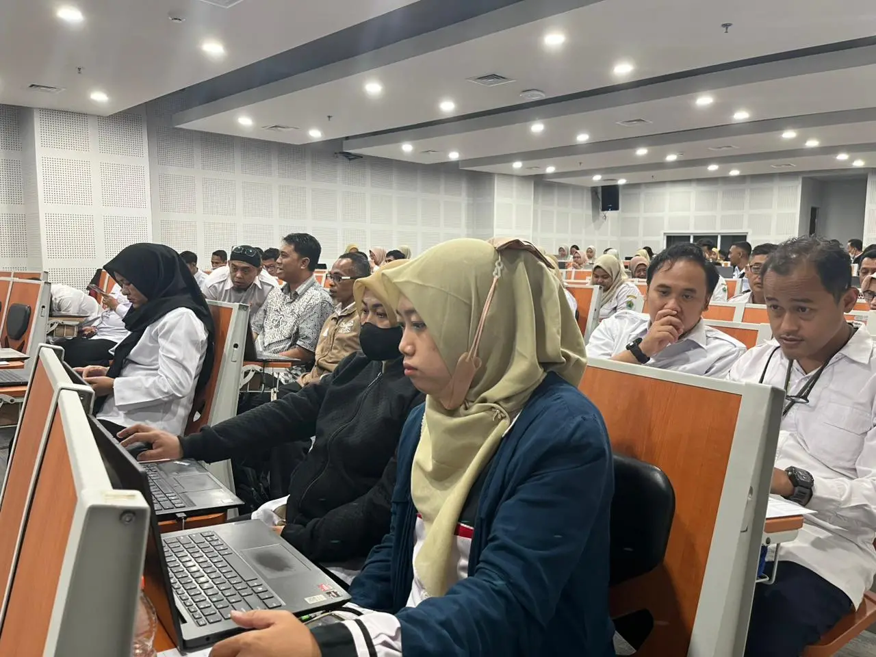 Simulasi praktik mengarsipkan surat melalui aplikasi digital yang dilakukan peserta pelatihan./Foto: Tugumalang.id/Bagus Rachmad Saputra