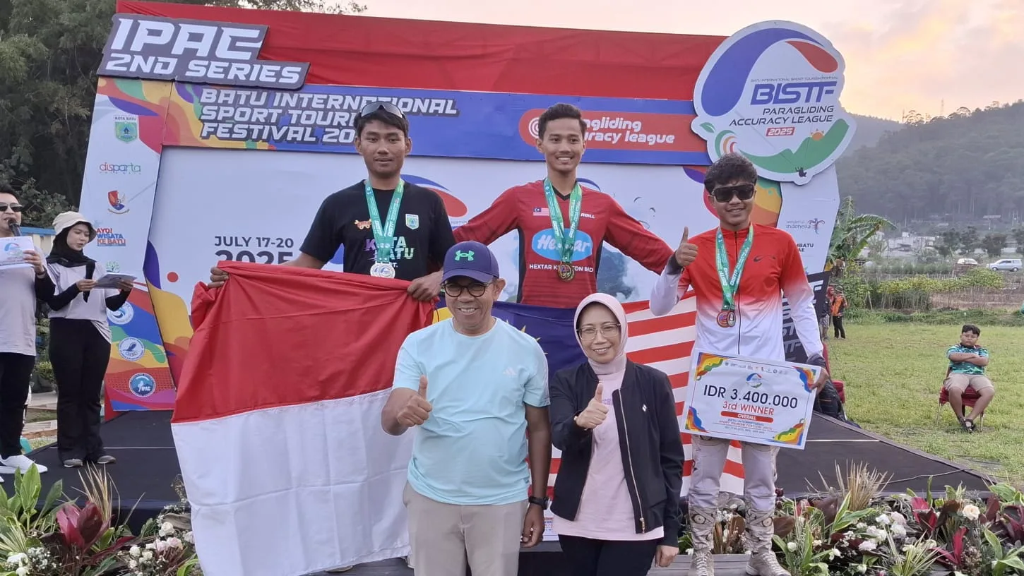 Wali Kota Batu Nurochman usai memberikan medali kepada juara BISTF 2025. Foto: Azmy