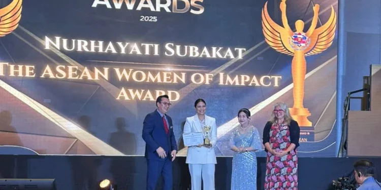 Penerimaan anugerah ASEAN Women of Impact Award 2025 kepada pendiri ParagonCorp, Nurhayati Subakat. Foto: Dok.