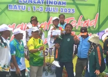 Alika Naila Putri, atlet cilik loncat indah Kota Batu digendong usai meraih medali emas Porprov Jatim 2025 pertamanya. Foto: KONI Kota Batu