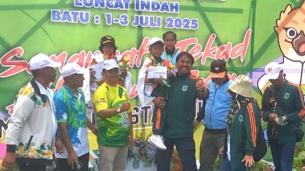 Alika Naila Putri, atlet cilik loncat indah Kota Batu digendong usai meraih medali emas Porprov Jatim 2025 pertamanya. Foto: KONI Kota Batu