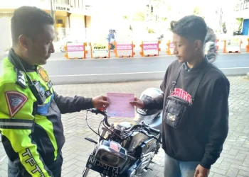 Penilangan pengendara yang melanggar selama Ops Patuh Semeru 2025. Foto: Dok.