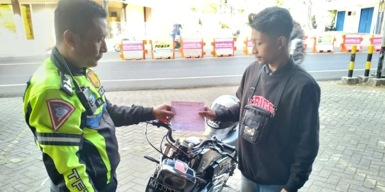 Penilangan pengendara yang melanggar selama Ops Patuh Semeru 2025. Foto: Dok.