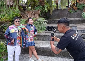 Suasana pengambilan video teaser desain brand fashion terbaru Nizam, desainer difabel cilik asal Malang. Foto: Azmy