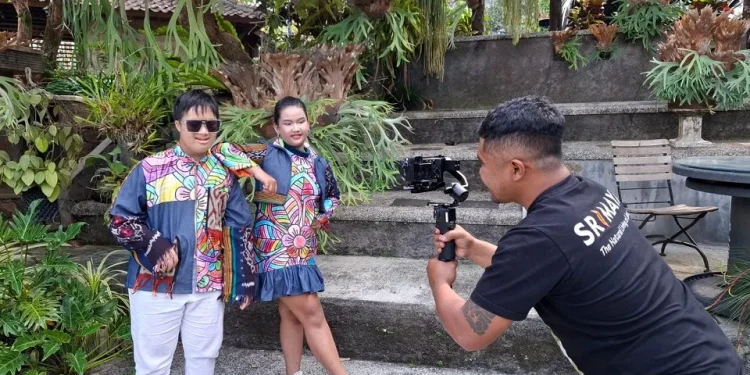 Suasana pengambilan video teaser desain brand fashion terbaru Nizam, desainer difabel cilik asal Malang. Foto: Azmy