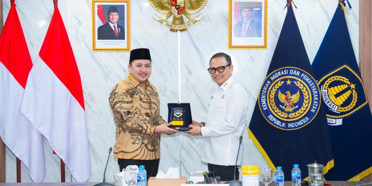 Bupati Pasuruan, H.M. Rusdi Sutejo, bersama Plt. Direktur Jenderal Imigrasi, Yuldi Yusman. Foto/dok