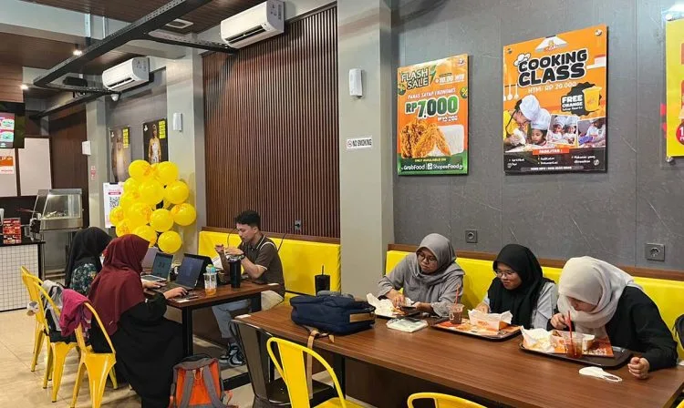 Fasilitas tempat makan di Cikiluks Malang yang nyaman buat nugas./Foto: Tugumalang.id/Bagus Rachmad Saputra