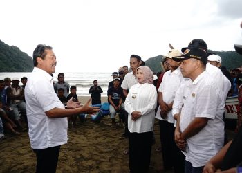 Menteri Kelautan dan Perikanan RI, Sakti Wahyu Trenggono (kiri) berdialog dengan Wakil Bupati Malang, Lathifah Shohib dan Kepala Desa Pujiharjo, Hendik Arso. Foto: Pemkab Malang