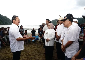 Menteri Kelautan dan Perikanan RI, Sakti Wahyu Trenggono (kiri) berdialog dengan Wakil Bupati Malang, Lathifah Shohib dan Kepala Desa Pujiharjo, Hendik Arso. Foto: Pemkab Malang