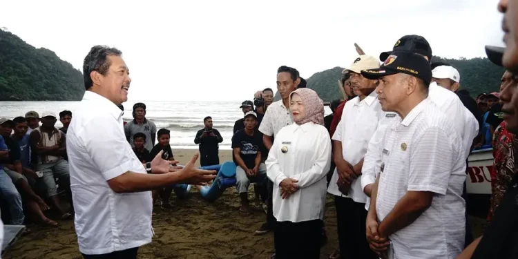 Menteri Kelautan dan Perikanan RI, Sakti Wahyu Trenggono (kiri) berdialog dengan Wakil Bupati Malang, Lathifah Shohib dan Kepala Desa Pujiharjo, Hendik Arso. Foto: Pemkab Malang